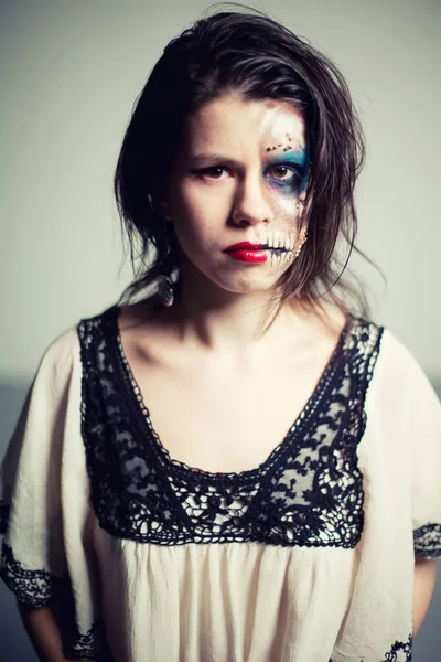 Lány egy szokatlan make-up, egy fekete-fehér ruhában egy fejszével a formájában egy őrült gyilkos — Stock Fotó