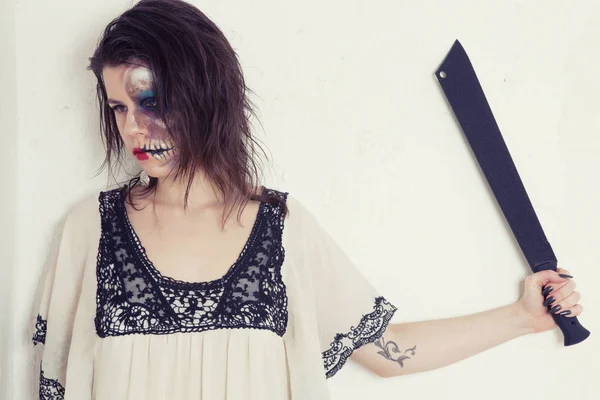 Mädchen mit einem ungewöhnlichen Make-up in einem schwarz-weißen Kleid mit einer Axt in Form eines wahnsinnigen Attentäters — Stockfoto