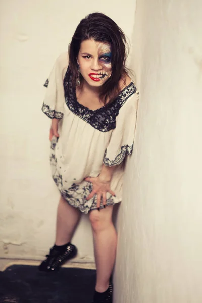 Dívka s neobvyklý make-up v černé a bílé šaty se sekyrou v podobě šílený vrah — Stock fotografie