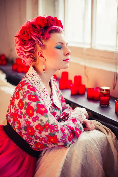 Fille en robe ethnique rouge vif avec un maquillage doux et dreadlocks rose — Photo