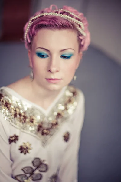 Foto de una chica en un vestido étnico con bordados y rastas —  Fotos de Stock