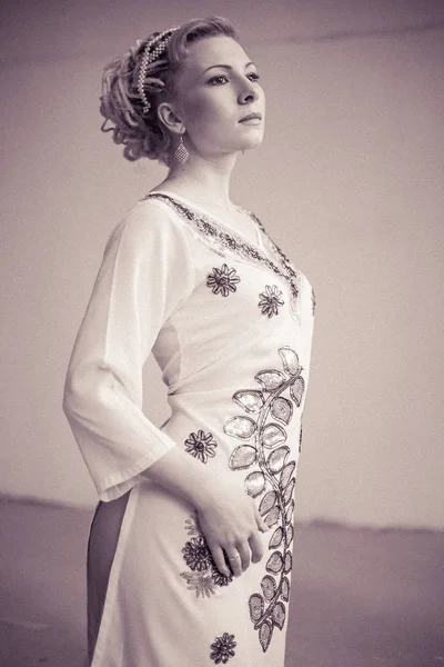 nakış ve dreadlocks ile etnik bir elbiseli bir kız siyah-beyaz fotoğraflar