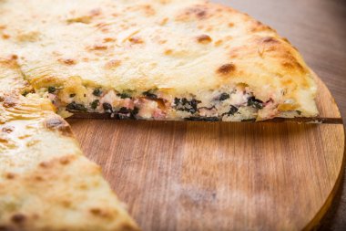 Fırında pişmiş doldurma sebze ile kapalı kek