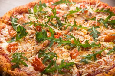 Ahşap bir tepside farklı dolguları ile çeşitli pizza