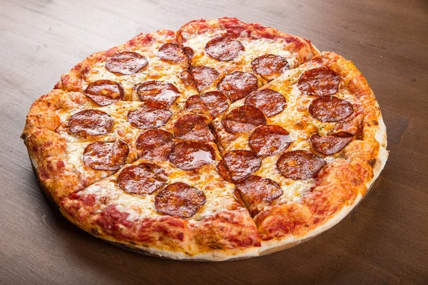 나무 접시 위에서 조각으로 썬 피자 소시지, 살라미, 치즈 — 스톡 사진