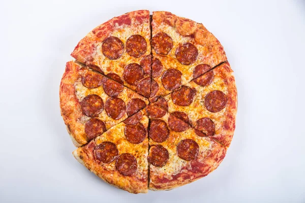 Cortado em pedaços de salsicha de pizza, salame e queijo em uma bandeja de madeira — Fotografia de Stock