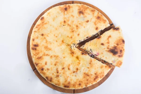 Gesloten pie met vlees vulling gebakken in de oven — Stockfoto