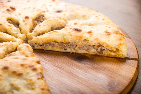 Torta fechada com recheio de carne assada no forno — Fotografia de Stock