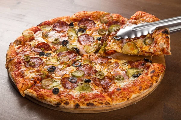 Pizza picada com presunto — Fotografia de Stock