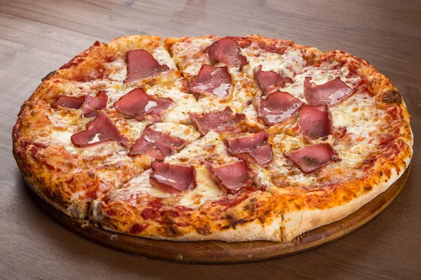 Gehakte pizza met ham — Stockfoto