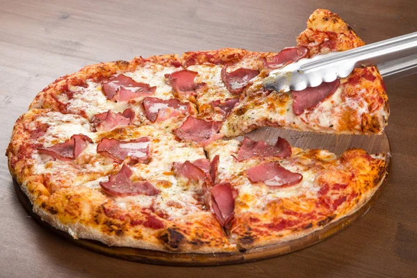 Pizza picada com presunto — Fotografia de Stock