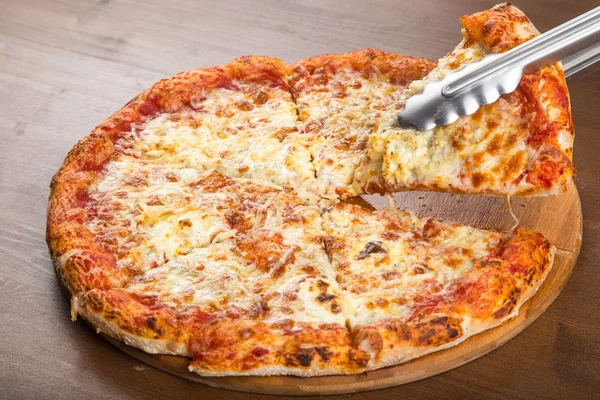 Scheibe Pizza mit geröstetem Käse — Stockfoto
