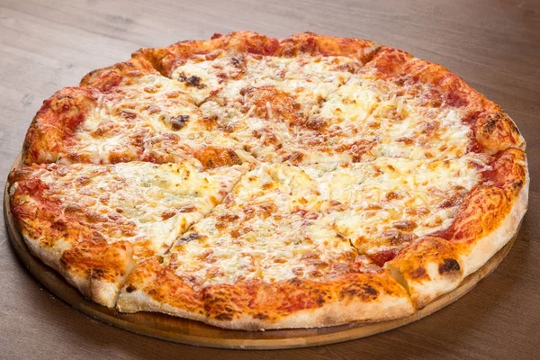 Plak van pizza met geroosterde kaas — Stockfoto