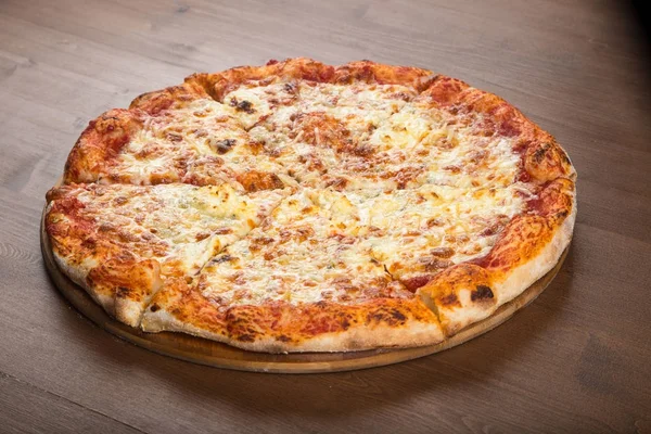 Plak van pizza met geroosterde kaas — Stockfoto