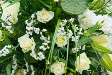 Beyaz güller, sarı Nergis, yeşillik ve nilüferler buket