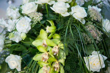 Beyaz güller, sarı Nergis, yeşillik ve nilüferler buket