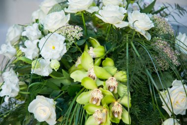 Beyaz güller, sarı Nergis, yeşillik ve nilüferler buket