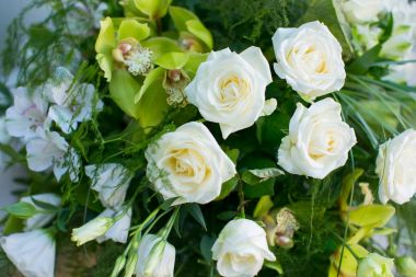 Beyaz güller, sarı Nergis, yeşillik ve nilüferler buket