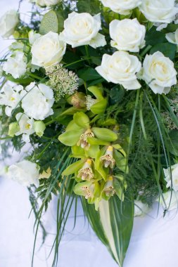 Beyaz güller, sarı Nergis, yeşillik ve nilüferler buket