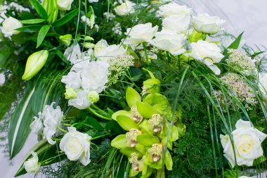 Beyaz güller, sarı Nergis, yeşillik ve nilüferler buket