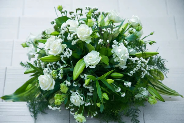 Bukiet białych róż, żółte żonkile, zieleni i lotosów — Zdjęcie stockowe