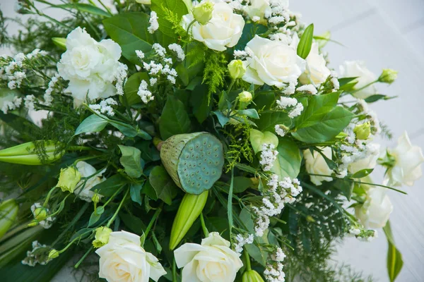 Bukett av vita rosor, gula påskliljor, grönska och lotusblommor — Stockfoto