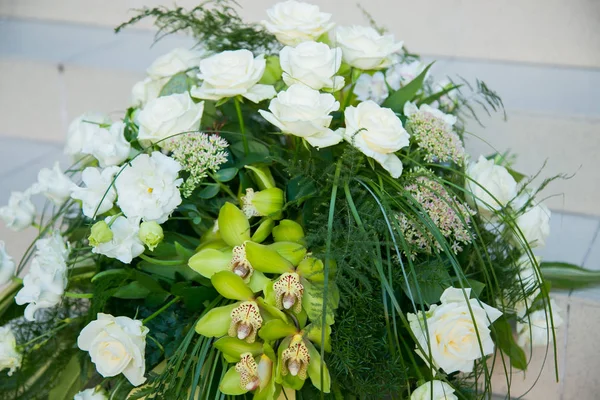 蓮の緑、黄色の水仙白バラの花束 — ストック写真