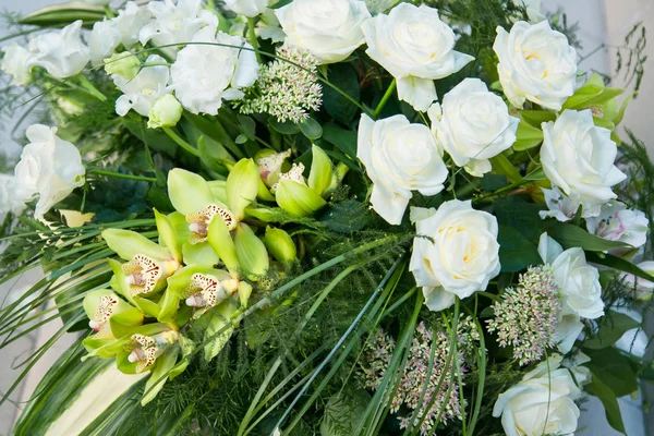 Bouquet di rose bianche, narcisi gialli, verde e loto — Foto Stock