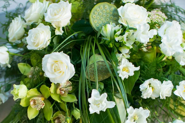 Букет з білих троянд, жовтих нарцисів, зелені та лотосів — стокове фото