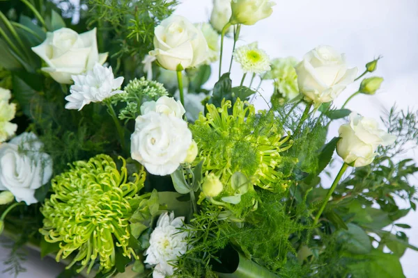 Bukett av vita rosor, gula påskliljor, grönska och lotusblommor — Stockfoto