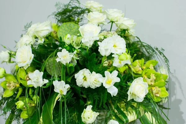 Bouquet de roses blanches, jonquilles jaunes, verdure et lotus — Photo