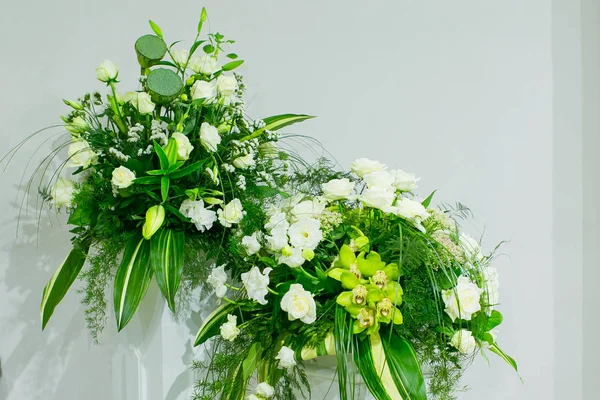 Bukiet białych róż, żółte żonkile, zieleni i lotosów — Zdjęcie stockowe
