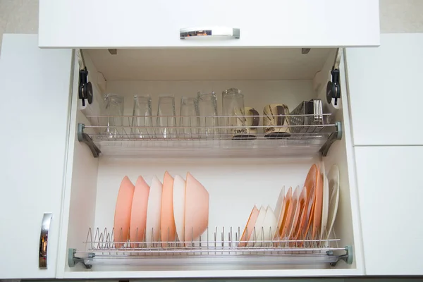 Küchenschrank mit Geschirr — Stockfoto