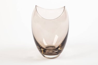 Şeffaf kahverengi camdan bir düşük porselen vazo