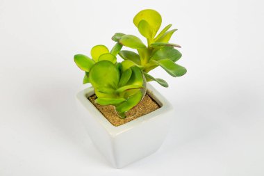 küçük bir dekoratif vazo içinde yapay çiçekler buket