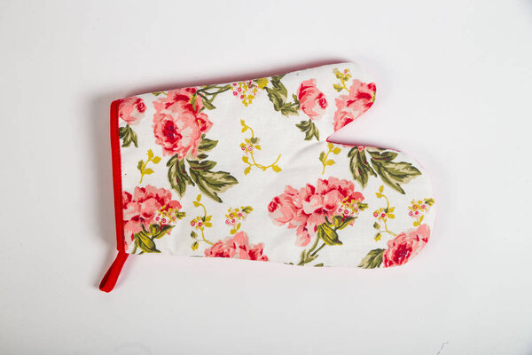 potholder for hot dishes with white flowers and red border