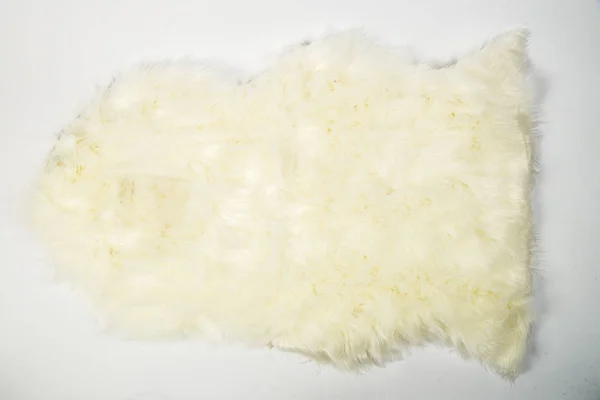 Yapay kürk küçük beyaz halı — Stok fotoğraf