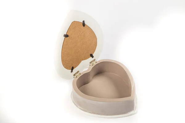 Pequeña caja de madera en forma de corazón — Foto de Stock