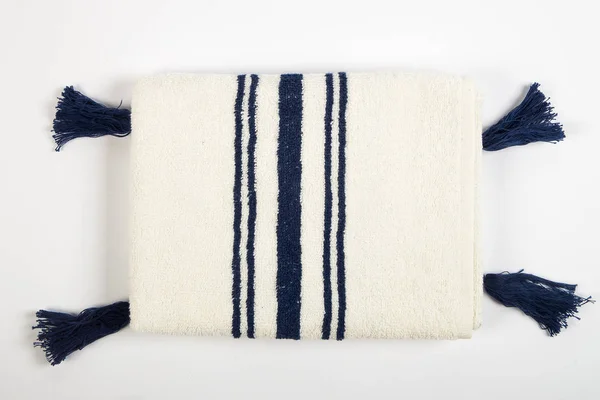 Άσπρο πιάτο πετσέτα με το μπλε ρίγες — Φωτογραφία Αρχείου