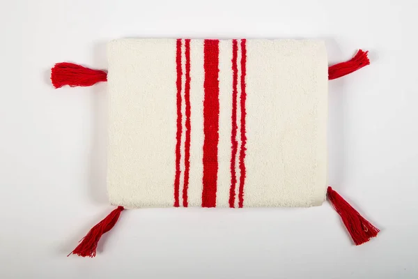 Άσπρο πιάτο πετσέτα με κόκκινες ρίγες — Φωτογραφία Αρχείου