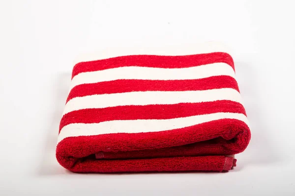 Άσπρο πιάτο πετσέτα με κόκκινες ρίγες — Φωτογραφία Αρχείου