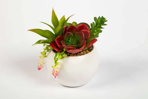 küçük bir dekoratif vazo içinde yapay çiçekler buket