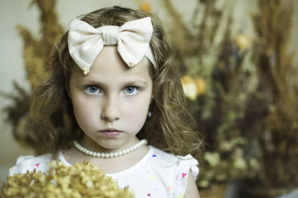 Menina Com Colar Pérolas Pescoço Grande Arco Cabeça — Fotografia de Stock