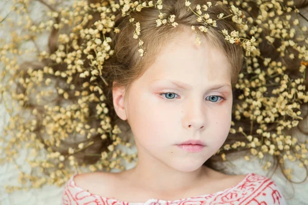 Meisje Met Een Zachte Make Een Krans Van Gedroogde Bloemen — Stockfoto