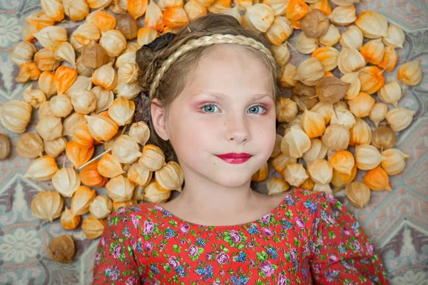 Uma Menina Vestido Variegado Uma Trança Sua Cabeça Repousa Sobre Fotos De Bancos De Imagens