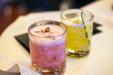 Şeffaf uzun bardaklarda renkli alkolsüz kokteyller