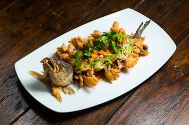 Ekmek kırıntılarında kızarmış balık.