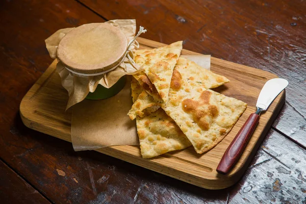 Driehoekige Stukken Tortilla Met Tapenade Saus — Stockfoto