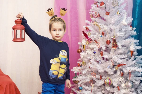 Chlapec Stojí Vánoční Strom Červenou Lucernou Ruce — Stock fotografie