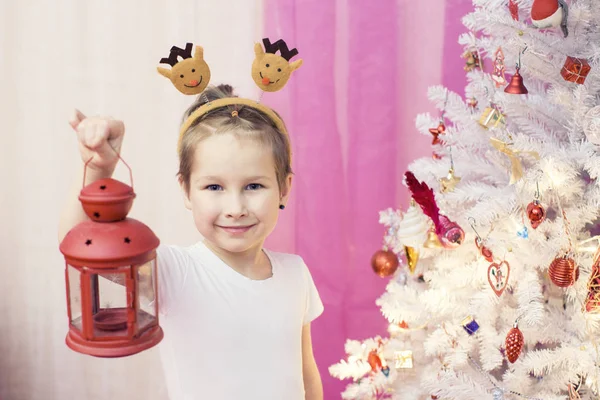 Podobizna Chlapce Červenou Lucernou Rukou Vánoční Stromeček — Stock fotografie